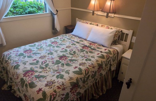 Cow Hollow Hotel | Family-Friendly Room with Seperate Queen Bedroom and Two Twin Bedroom w/parking