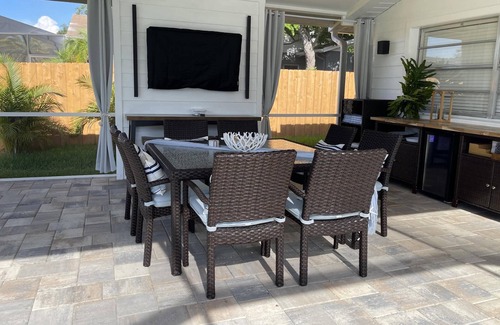 Embassy Hills House | Family-Friendly Retreat w/Heated Pool, Fishing Pond, Bikes, BBQ, Gourmet Kitchen & Kid Essentials