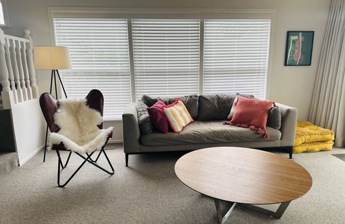 Lynmore House | Family friendly retreat - 1 min walk to redwoods, large back lawn and sunny deck