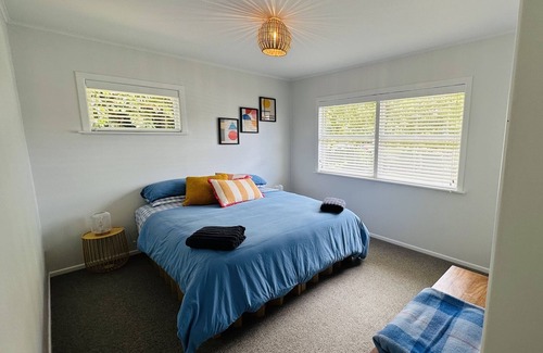 Lynmore House | Family friendly retreat - 1 min walk to redwoods, large back lawn and sunny deck