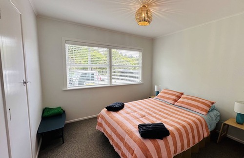 Lynmore House | Family friendly retreat - 1 min walk to redwoods, large back lawn and sunny deck