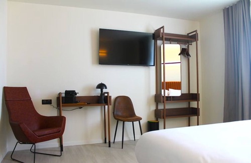Signes Hotel | Family-Friendly Room w/Easy Access to Local Attractions, Amusement Parks