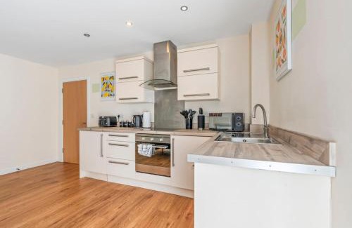 Leicester City Centre Apartment | Family Friendly Spacious 3-Bed Ground Floor Apartment in Central Location, Free Wi-Fi, Sleeps 7