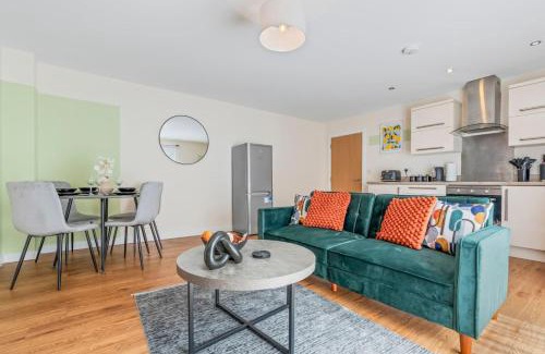 Leicester City Centre Apartment | Family Friendly Spacious 3-Bed Ground Floor Apartment in Central Location, Free Wi-Fi, Sleeps 7