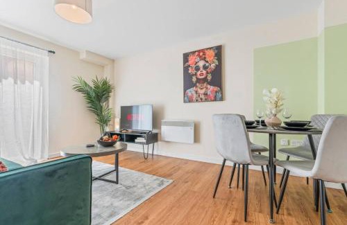 Leicester City Centre Apartment | Family Friendly Spacious 3-Bed Ground Floor Apartment in Central Location, Free Wi-Fi, Sleeps 7