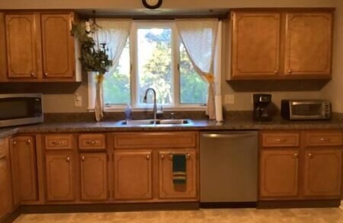 Dubuque House | Family friendly spacious with jacuzzi & fireplace!