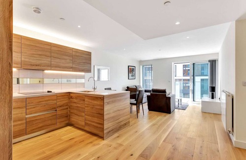 Woolwich Riverside Apartment | Family friendly, stylish river facing stylish 2 bed apartment- direct city links
