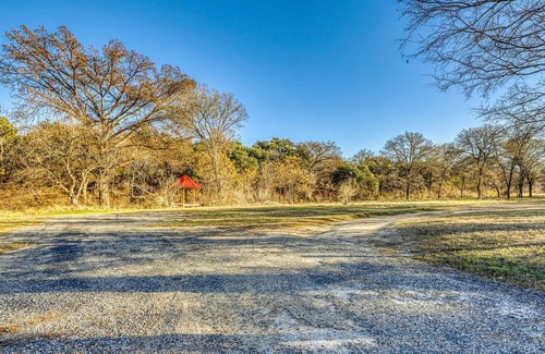 Fredericksburg Cabin | Family-friendly cabin w/ a shared hot tub, playground, & firepit!