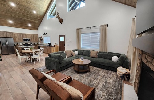 Overgaard Cabin | Family Friendly, Arcade Game, Sleeps 13, Gazebo, Firepit