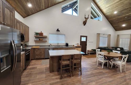 Overgaard Cabin | Family Friendly, Arcade Game, Sleeps 13, Gazebo, Firepit