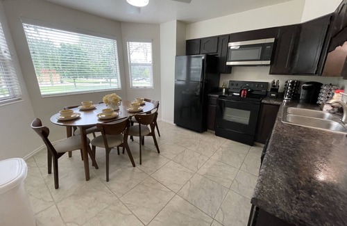 Canyon Rim House | Family Friendly | Skiers Welcome | Sleeps 11 | Washer/Dryer | Smart TVs | Garage