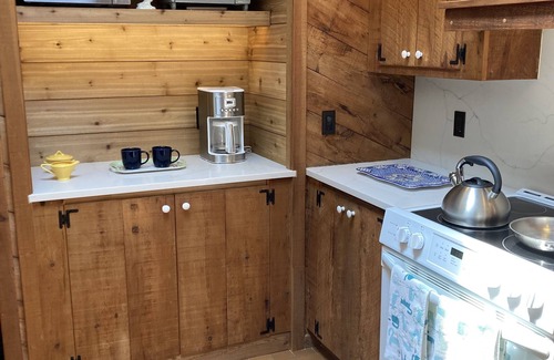 Hay Beach House | Family friendly home near beach with wonderful deck!