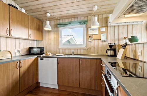 Ronde House | Family-friendly vacation home with sauna and inviting garden.