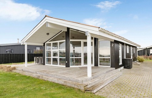 Ronde House | Family-friendly vacation home with sauna and inviting garden.