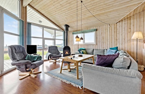 Ronde House | Family-friendly vacation home with sauna and inviting garden.