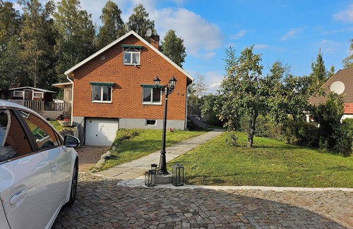 Hallsberg Villa | Family-friendly villa with fireplace in a quiet area. Free Parking & WIFI