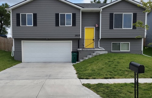 Lincoln House | Family, Fun, and Football! 7mins from Downtown Lincoln! Quiet Neighborhood!