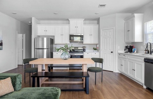 Bonham House | Family Fun Getaway| Game Room| Fire Pit| Mini Golf
