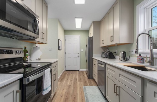 South Kansas City House | Family Fun Haven 4BR Game Room Hot Tub Pet Friendly