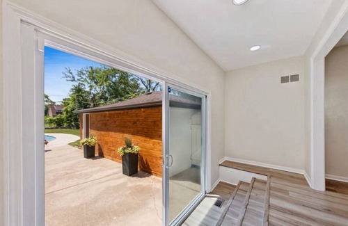 Des Plaines House | Family fun-house w/POOL & Game Room, 5 min from Airport and Rosement attractions