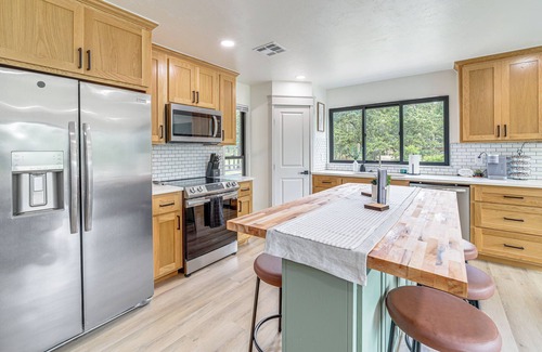Hoyt Cottage | Family Fun! Lake Eufaula Home w/Wraparound Deck