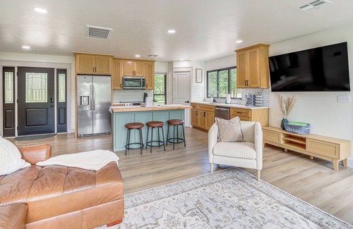 Hoyt Cottage | Family Fun! Lake Eufaula Home w/Wraparound Deck