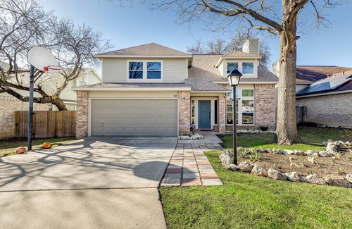 San Antonio House | Family Fun near SixFlags & SeaWorld GameRoom YardGames HotTub 3 KING Beds CLEAN!