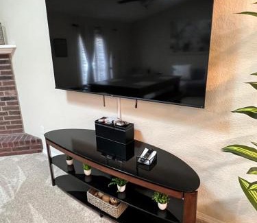 Rogers House | Family Fun! Sleeps 8, King Bed, 2 Queens, and Sofa Bed, Games - in Rogers