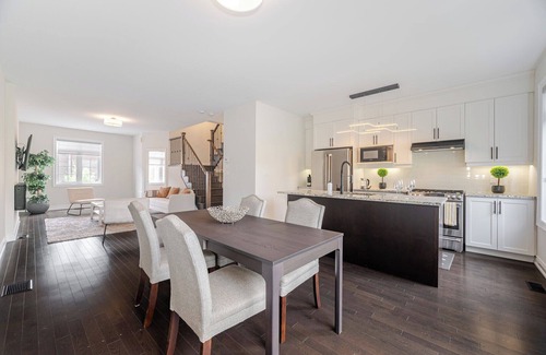 Pine Grove House | Family Gem Modern Townhome - Under 14 mins to Airport, Shops, Mall, Wonderland