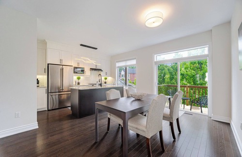 Pine Grove House | Family Gem Modern Townhome - Under 14 mins to Airport, Shops, Mall, Wonderland