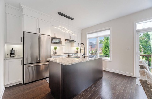 Pine Grove House | Family Gem Modern Townhome - Under 14 mins to Airport, Shops, Mall, Wonderland