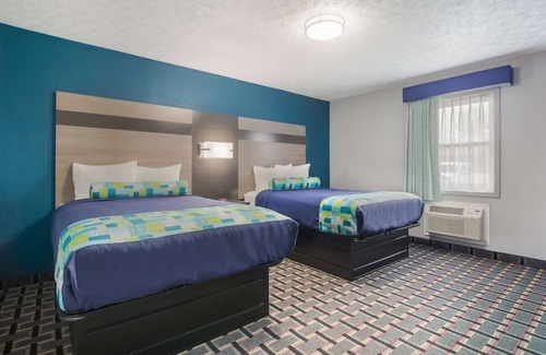 Salem Hotel | Family Getaway! 2 Double Suites, Free Breakfast, Parking & Near Salem Speedway!