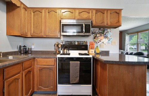 Waterloo House | Family Getaway 2BR/2BA with Sauna - Air Hockey - Bar