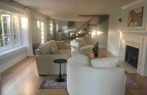 Larchmont House | Family getaway.Commuter's Dream.Weddings&Events.Content House.Luxury Smart Home