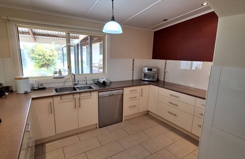 Wallaroo Mines House | Family Getaway - Cosy Retreat On Yorke with 10 Mins to Beach