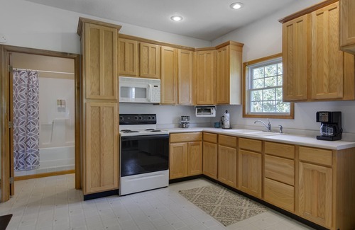 Hamilton House | Family Getaway just one hour from Kansas City!