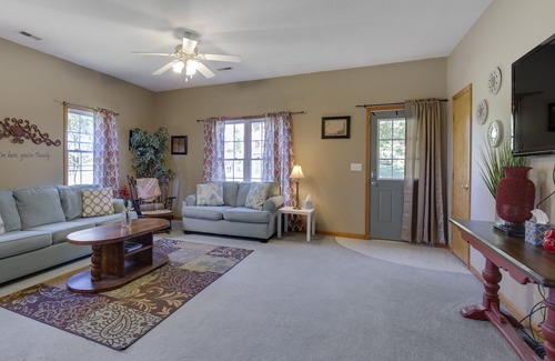 Hamilton House | Family Getaway just one hour from Kansas City!