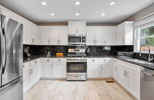 Conyers House | ✩Family Getaway ✩POOL ✩ Hot tub ✩ Pet Friendly ✩Sleeps 10