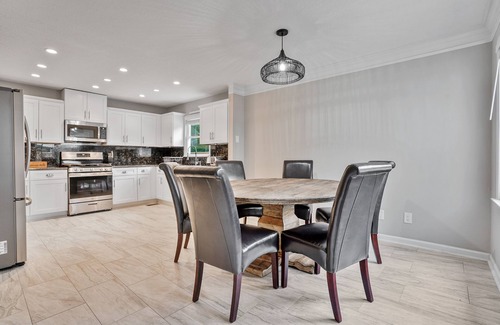Conyers House | ✩Family Getaway ✩POOL ✩ Hot tub ✩ Pet Friendly ✩Sleeps 10
