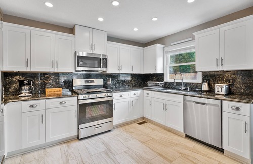 Conyers House | ✩Family Getaway ✩POOL ✩ Hot tub ✩ Pet Friendly ✩Sleeps 10