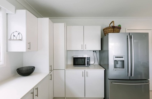 Miami Apartment | Family Getaway + Pool, NBN, Beach and Shops