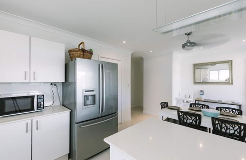 Miami Apartment | Family Getaway + Pool, NBN, Beach and Shops