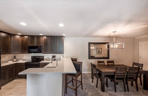 Midway Apartment | Family Getaway~Skiing, Ice Castles & Golf Course 2204