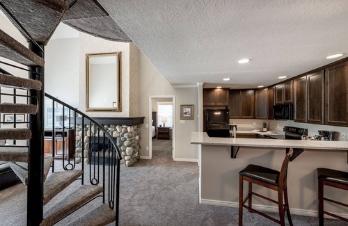 Midway Apartment | Family Getaway~Skiing, Ice Castles & Golf Course 2204