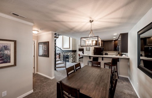 Midway Apartment | Family Getaway~Skiing, Ice Castles & Golf Course 2204
