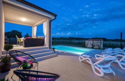 Grandici House | Family holiday house with private pool and playground