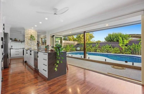 Robina House | Family Holiday Retreat 4 bed Pool 5 mins to beach