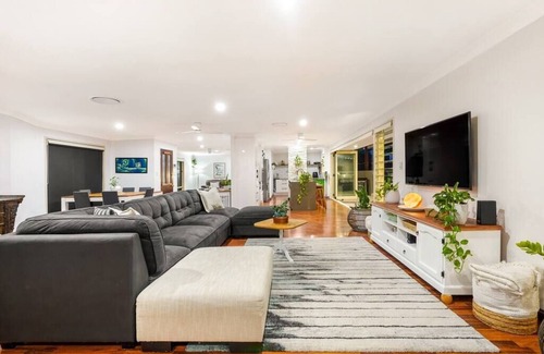 Robina House | Family Holiday Retreat 4 bed Pool 5 mins to beach