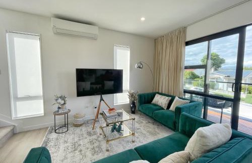 Sandringham House | Family Home in Central Auckland with Parking & Heat Pumps