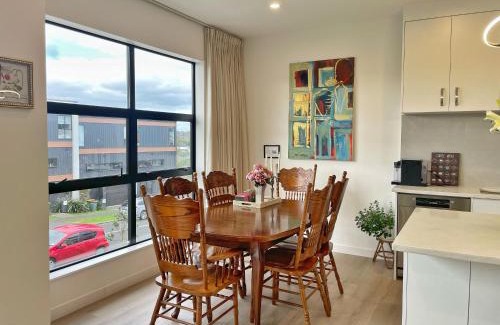 Sandringham House | Family Home in Central Auckland with Parking & Heat Pumps